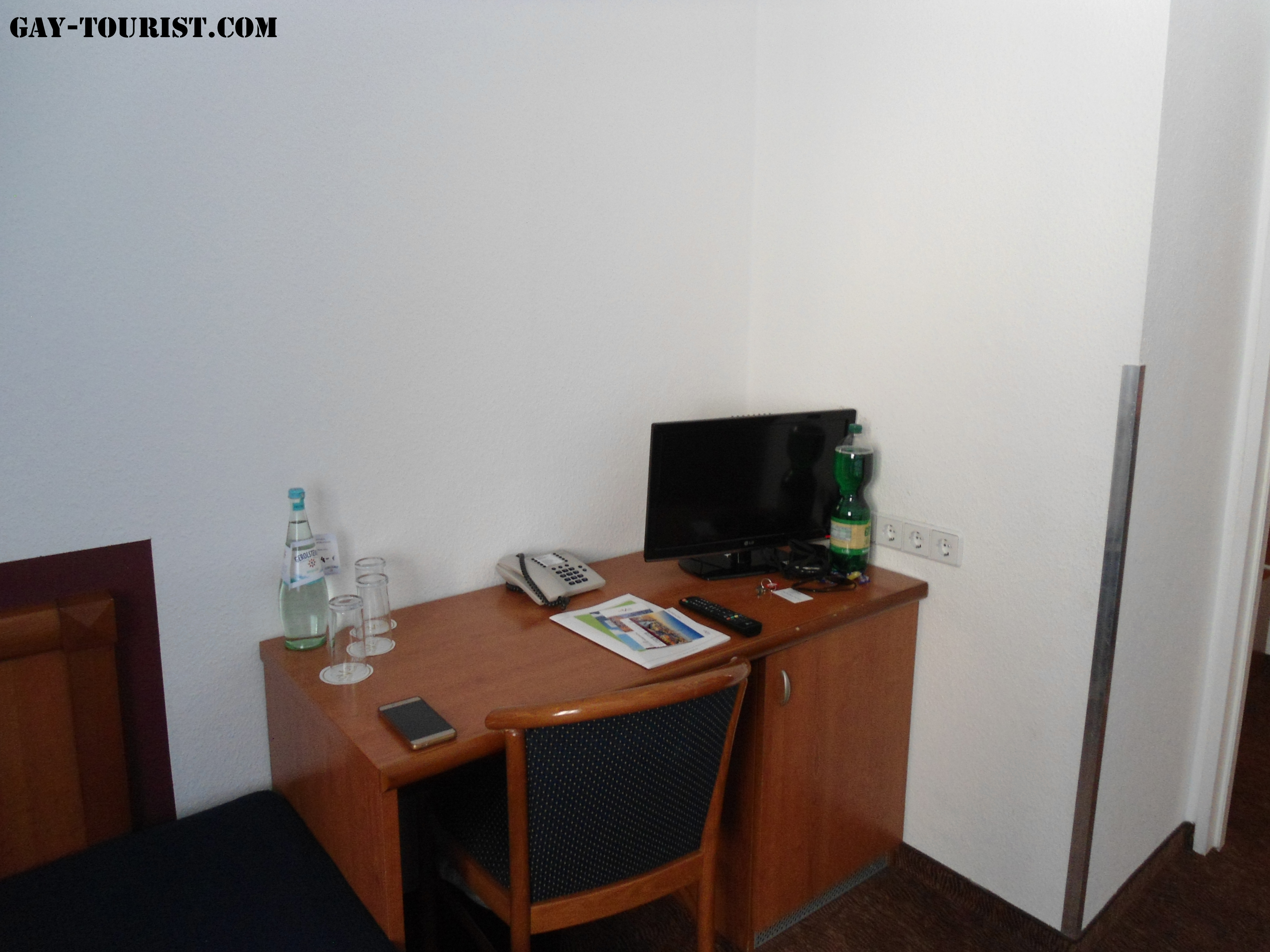 Novum Hotel Aldea Berlin Zentrum+ Novum Hotel Aldea Berlin Zentrum Телевизор+стол