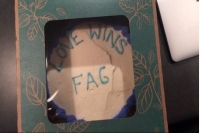 Пастор подает иск в суд на магазин, который написал ему на торте &quot;пидор&quot;