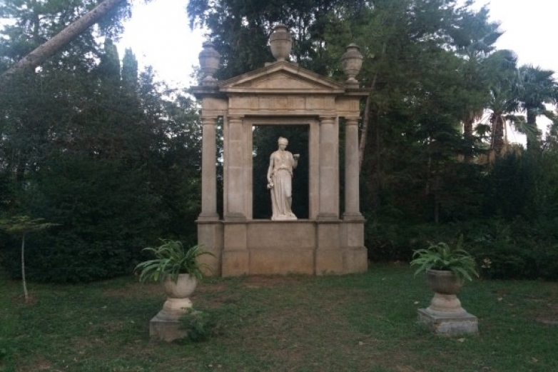 Не обычный Средневековый отель RESIDENCIA SALESIANA MARTÍ-CODOLAR (БАРСЕЛОНА)