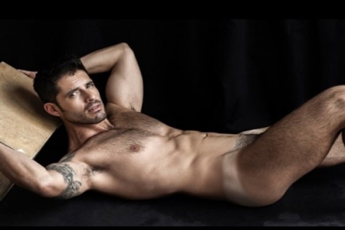 Посмотрите чем занимается сексуальный стюард в свободные минуты на работе в туалете самолета (фото)